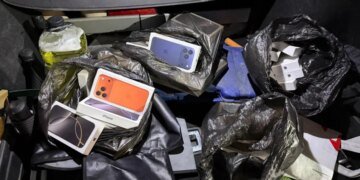 Деньги во втулке от туалетной бумаги: жену таможенника-взяточника задержали при получении средств. ВИДЕО