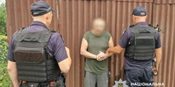 Побег в лес не спас: на Буковине задержали мужчину, стрелявшего в полицейских
