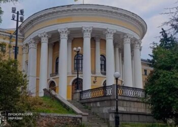 Частная собственность на государственный памятник: суд вернул Октябрьский дворец Украине