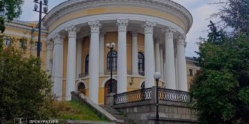Частная собственность на государственный памятник: суд вернул Октябрьский дворец Украине