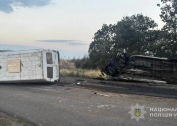 Лобовой таран на полной скорости: под Одессой грузовой фургон разнес два микроавтобуса с пассажирами, есть погибшие. ФОТО
