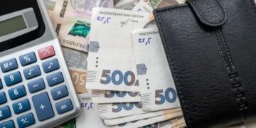 Средняя зарплата в Украине достигла 30 тысяч: где платят больше всего