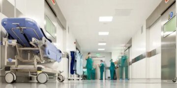 Избили ногами по голове: на Хмельнитчине 17-летнему парню сломали челюсть