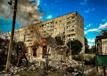 Балаклея под ударом: двухэтажный дом загорелся после попадания ракеты. ФОТО