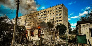 Балаклея под ударом: двухэтажный дом загорелся после попадания ракеты. ФОТО