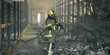 34 тонны воды с неба: специальная авиация ГСЧС потушила пылающие склады под Киевом. ВИДЕО