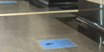 Места для детей, маломобильных и с питомцами: в метро Киева тестируют удобную систему размещения во время тревог. ФОТО