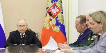Путин вызвал к себе силовиков из-за угрозы «черной осени»