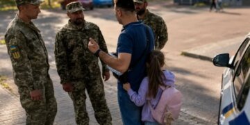 Чи можуть доставити до ТЦК батька разом із дитиною: що каже поліція та практика Верховного Суду