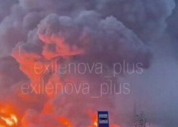 Горит Подольск: десятки беспилотников превратили крупнейший логистический центр РФ в факел. ВИДЕО