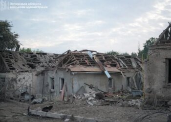 Войска РФ нанесли удар с помощью кабо по жилому кварталу в Запорожье: разрушен дом, имеются повреждения