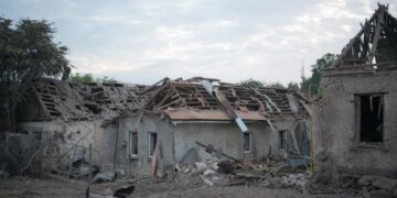 Войска РФ нанесли удар с помощью кабо по жилому кварталу в Запорожье: разрушен дом, имеются повреждения