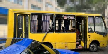 "Поки партнери вагаються щодо постачань, росіяни давно перейшли межу вседозволеності" – Зеленський показав наслідки удару рф по маршрутці в Херсоні