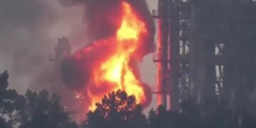 Терминал «Таманьнефтегаз» на Кубани охватил пожар после удара Сил обороны. ВИДЕО