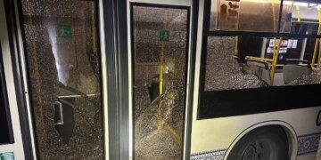Нічна атака на Запоріжжя: пошкоджено муніципальний транспорт і цивільне авто