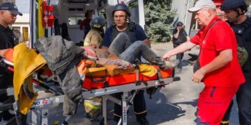 Последствия обстрелов в Краматорске: спасатели извлекли женщину из-под завалов и обнаружили тело ещё одной погибшей
