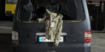 Ночной погром в Луцке: толпа атаковала военных ТЦК, разбила спецавтомобиль и украла технику