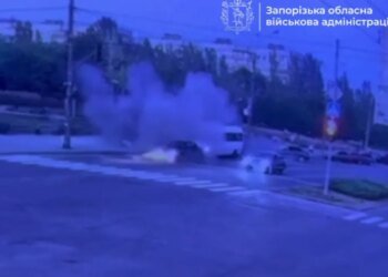 Дрон попал в маршрутку с пассажирами в Запорожье – момент удара попал на ВИДЕО