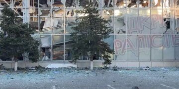 російські дрони вдарили по торговельному центру в Херсоні – ОВА