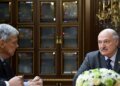 Водка, юмор и тайный сговор: как посланник Трампа наладил отношения с Лукашенко