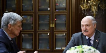 Водка, юмор и тайный сговор: как посланник Трампа наладил отношения с Лукашенко