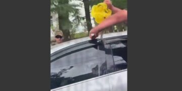 В  Курортном переулке Одессы мужчину в автомобиле заблокировали и залили газом. ВИДЕО