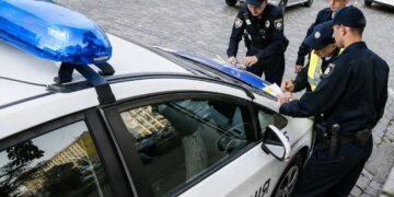Полицейский заломил руку мужчине за отказ пройти проверку — и не понесёт за это никакой ответственности