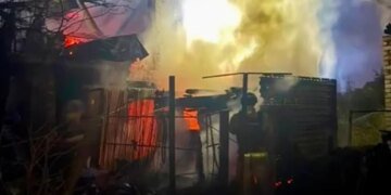 Россия атаковала Чернигов беспилотниками: повреждены дома, возник пожар, среди раненых — двое детей