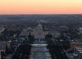 Американец привез гильотину к Капитолию в Вашингтоне. ФОТО
