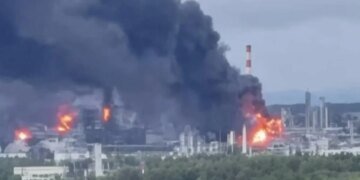 Топливный коллапс близок: украинские дроны парализовали очередной гигантский НПЗ в России