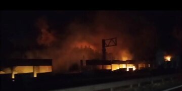 На Київщині після атаки рф горять склади – в ОВА закликали жителів заклали не наближатись до місця події через вибухи