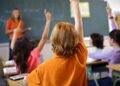 Київ прибирає паперову бюрократію у школах: що змінилося для батьків