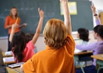 Київ прибирає паперову бюрократію у школах: що змінилося для батьків