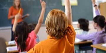 Київ прибирає паперову бюрократію у школах: що змінилося для батьків