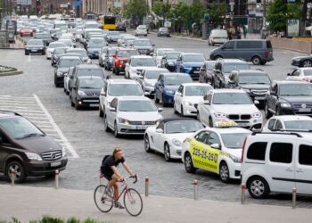 Можно ли выезжать на перекресток, если впереди пробка: что говорят ПДД