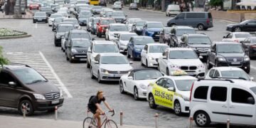 Можно ли выезжать на перекресток, если впереди пробка: что говорят ПДД