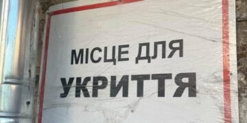 Пліснява, вода і важке повітря: як виглядає одне з укриттів Києва