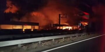 Житомирскую трассу перекрыли из-за удара РФ: под Киевом раздаются взрывы, разгорелся мощный пожар