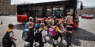 Зеленский поручил Кабмину проверить доступ украинцев в школы и больницы