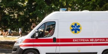 Во Львове две BMW сбили отца и 8-летнюю дочь, переходивших на красный свет