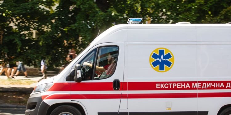 Во Львове две BMW сбили отца и 8-летнюю дочь, переходивших на красный свет