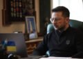 Зеленский во время поездки на фронт поручил усилить защиту Запорожья и области