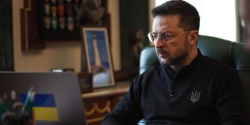 Зеленский во время поездки на фронт поручил усилить защиту Запорожья и области