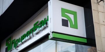 Второй сбой за три дня: в ПриватБанке снова не работает безналичная оплата