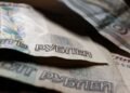 Россияне массово выводят деньги из страны: в разведке раскрыли, чего они боятся
