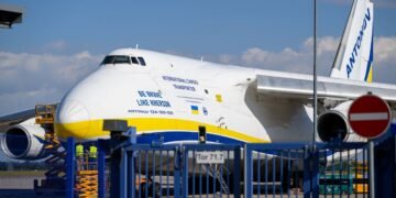 Дрон со взрывчаткой возле украинского самолета в Лейпциге мог сбить водитель автобуса, – Welt