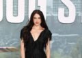 Маргарет Кволли надела экстравагантную “босую” обувь от Chanel на премьеру фильма