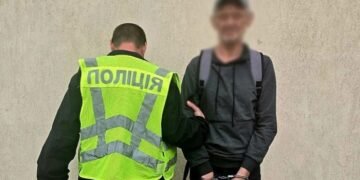 Вкрав у знайомого кредитку та купив телефон коханій: киянина засудили на 5 років