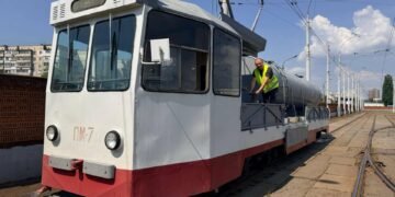 У Києві через спеку охолоджують трамвайні колії: як це працює