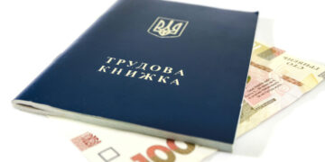 Трудовая книжка утеряна, а предприятие в оккупации: чем подтвердить стаж